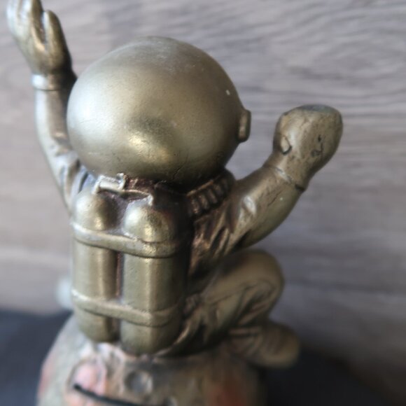 Vintage Astronaut Cast Metal Coin Bank "Man Sit and Wave on the Moon" July 1969 - Picture 7 of 12